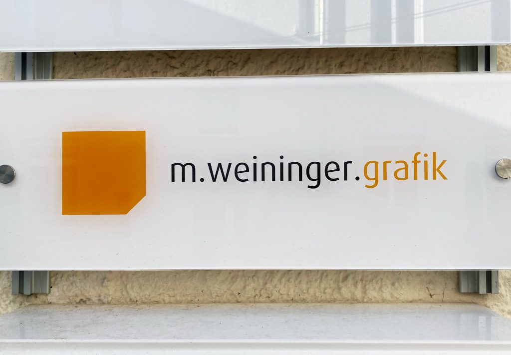 Schild vor dem Büro von Martina Weininger mit ihrem Logo